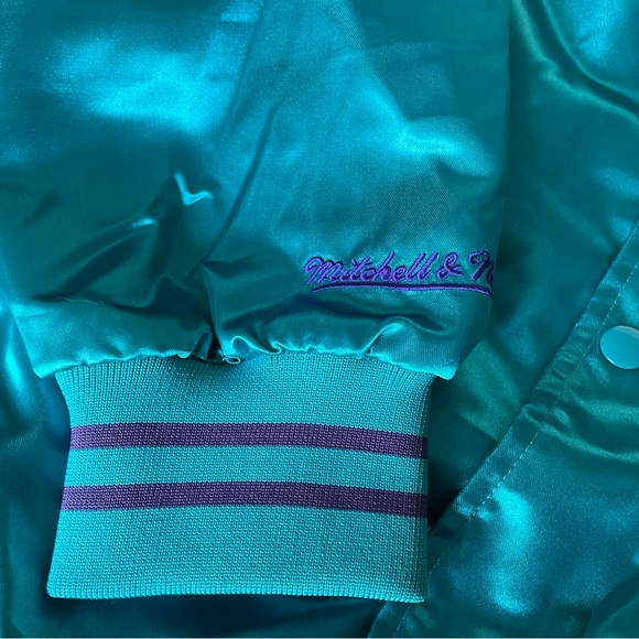 New Mitchell & Ness NBA Charlotte Hornets Lightweight Satin Jacket Size Large - Picture 7 of 10